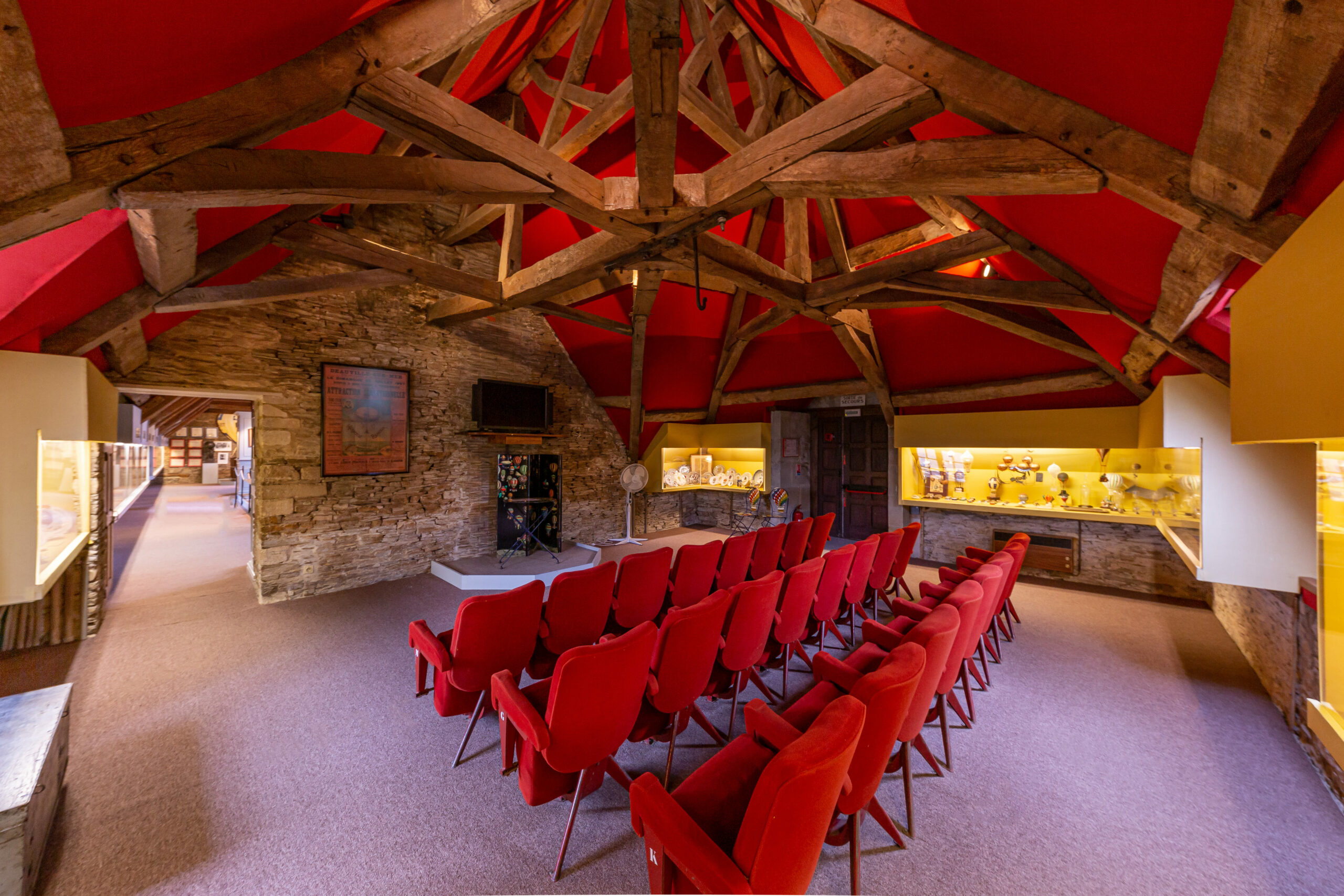 alt="Salle de cinéma située à côté du musée des ballons"