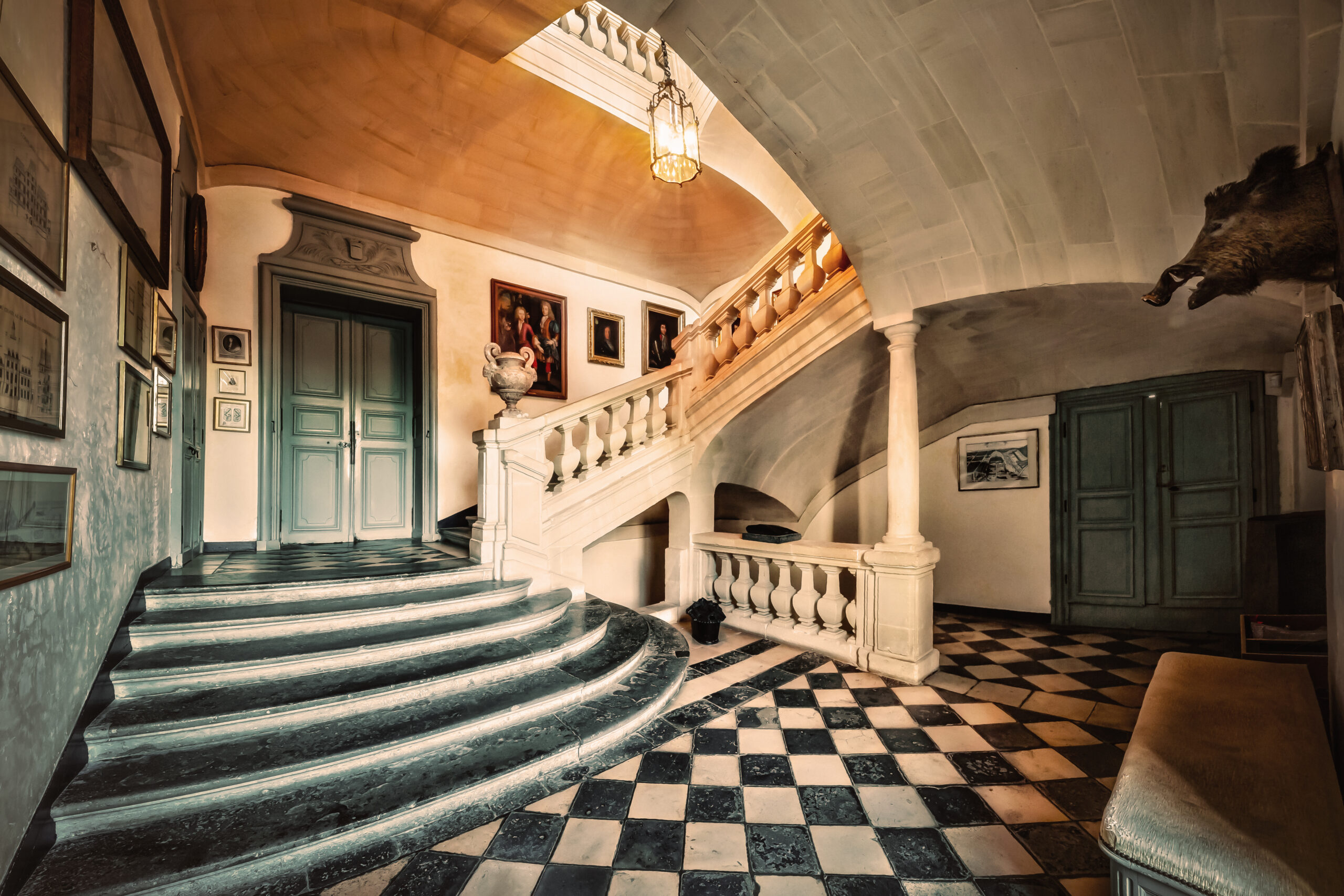 alt="Entrée du Château de Balleroy, avec un des premiers escaliers suspendus de France"