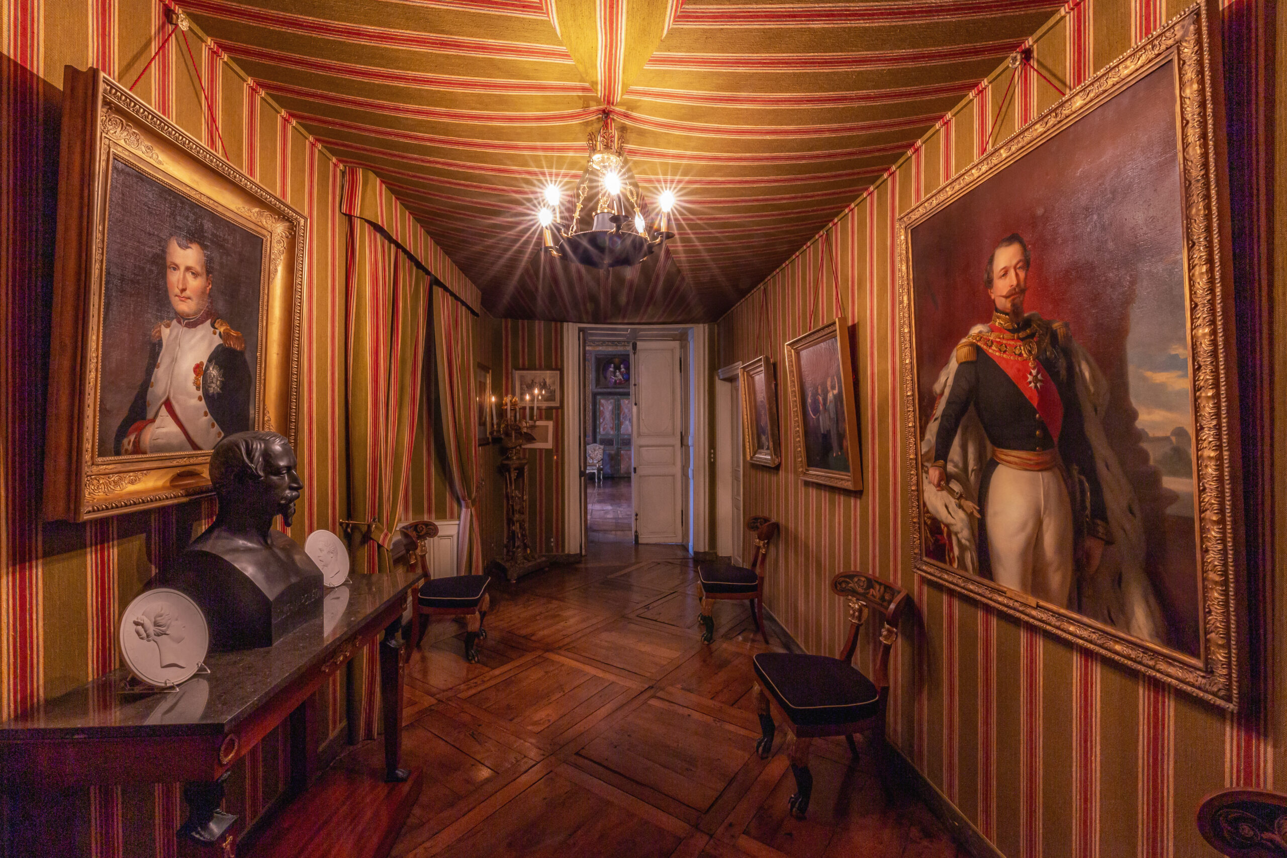 alt="Couloir Napoléon imitant le décor de l'intérieur d'une tente de campagne napoléonienne"