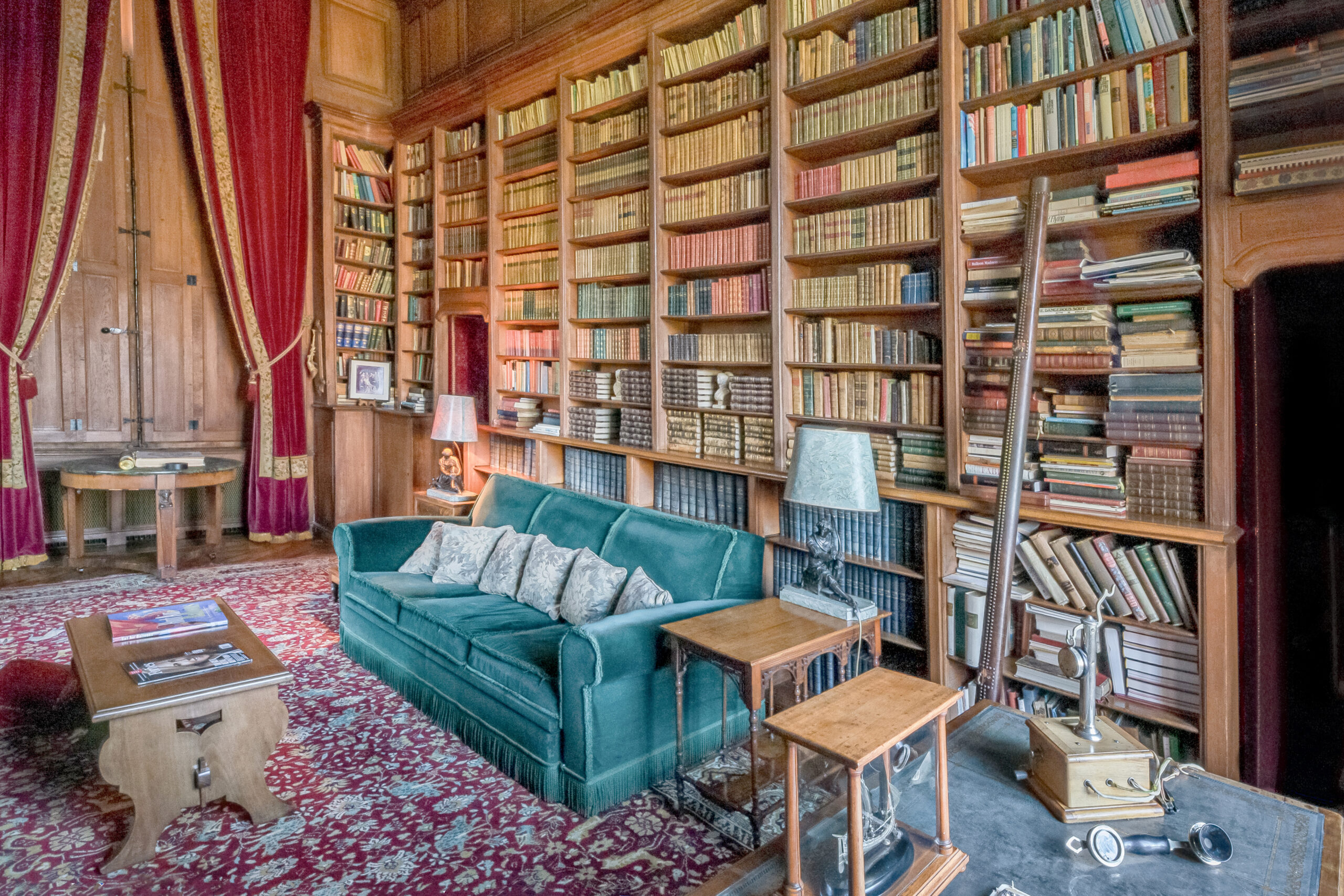 alt="Bibliothèque du Château regroupant environ 1600 livres"