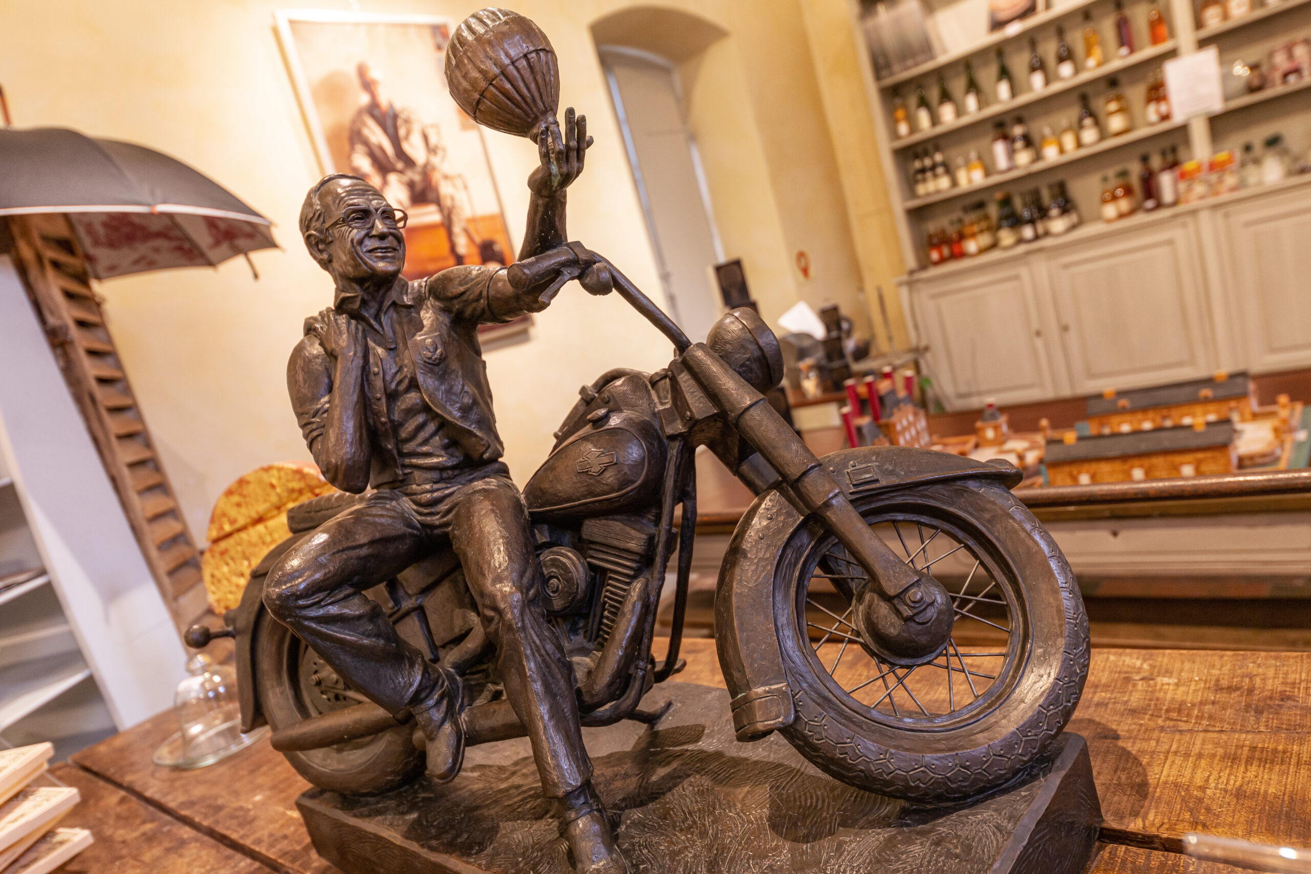 alt="Sculpture en bronze représentant Malcolm Forbes sur une moto"
