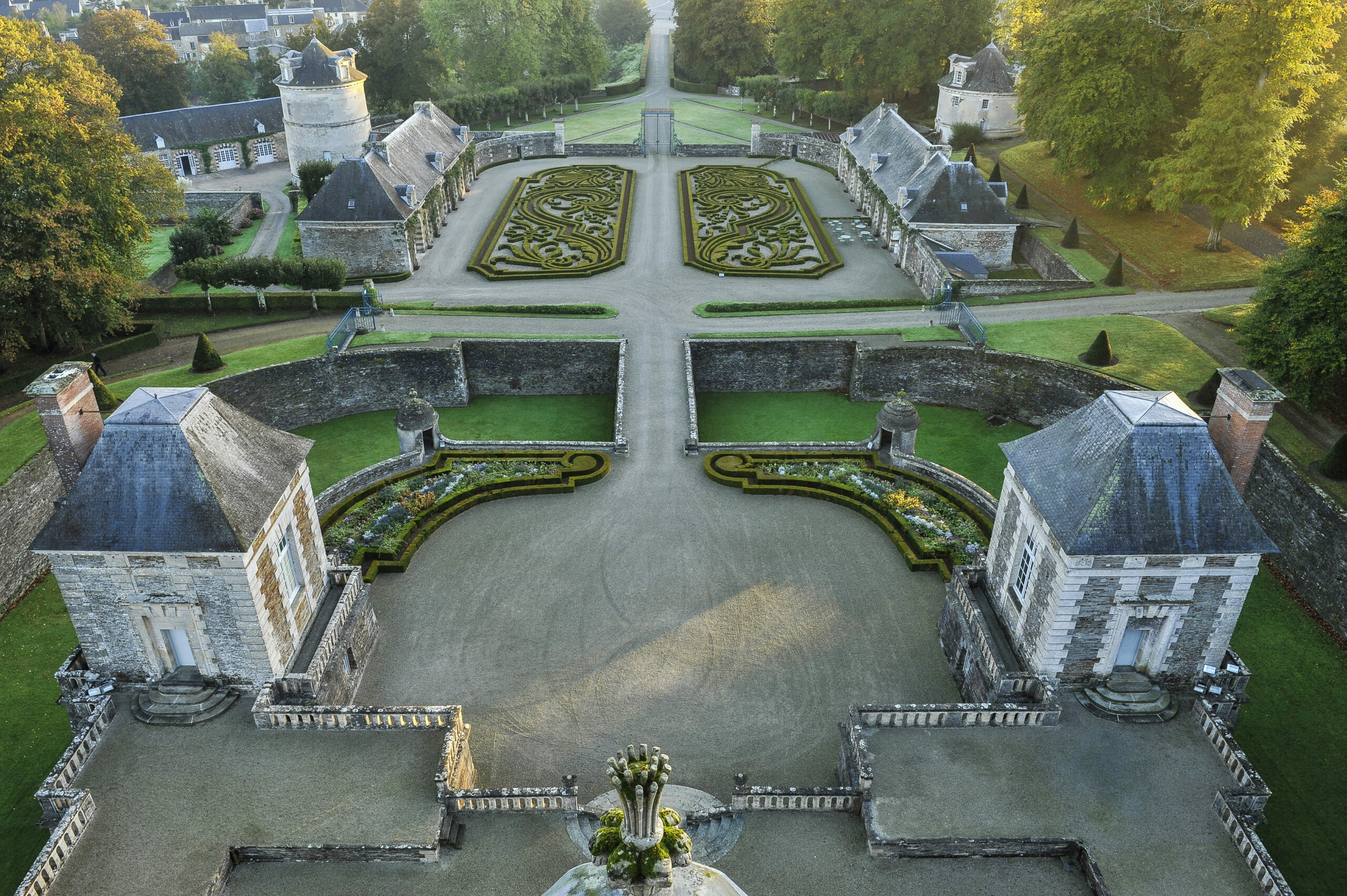 alt="Vue aérienne des jardins à la française du Château de Balleroy"