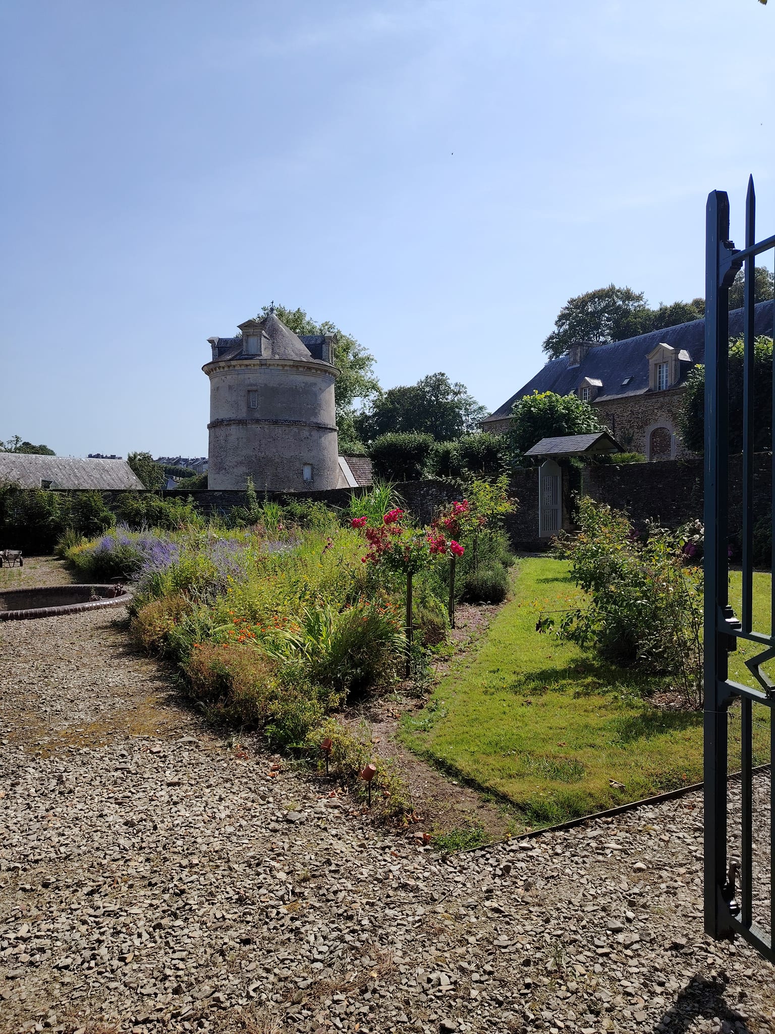 alt="Jardin du fleuriste au Château de Balleroy, avec vue sur le colombier en arrière plan"