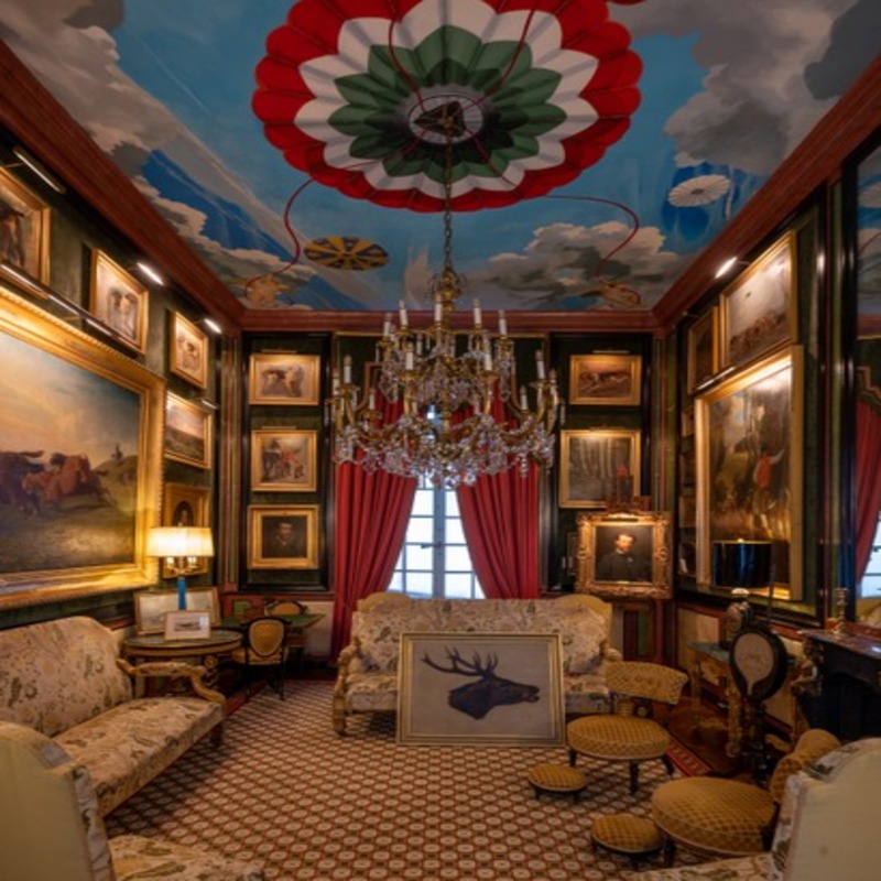 alt="Ancien fumoir du Château de Balleroy, orné d’un plafond représentant des montgolfières vues du dessous"