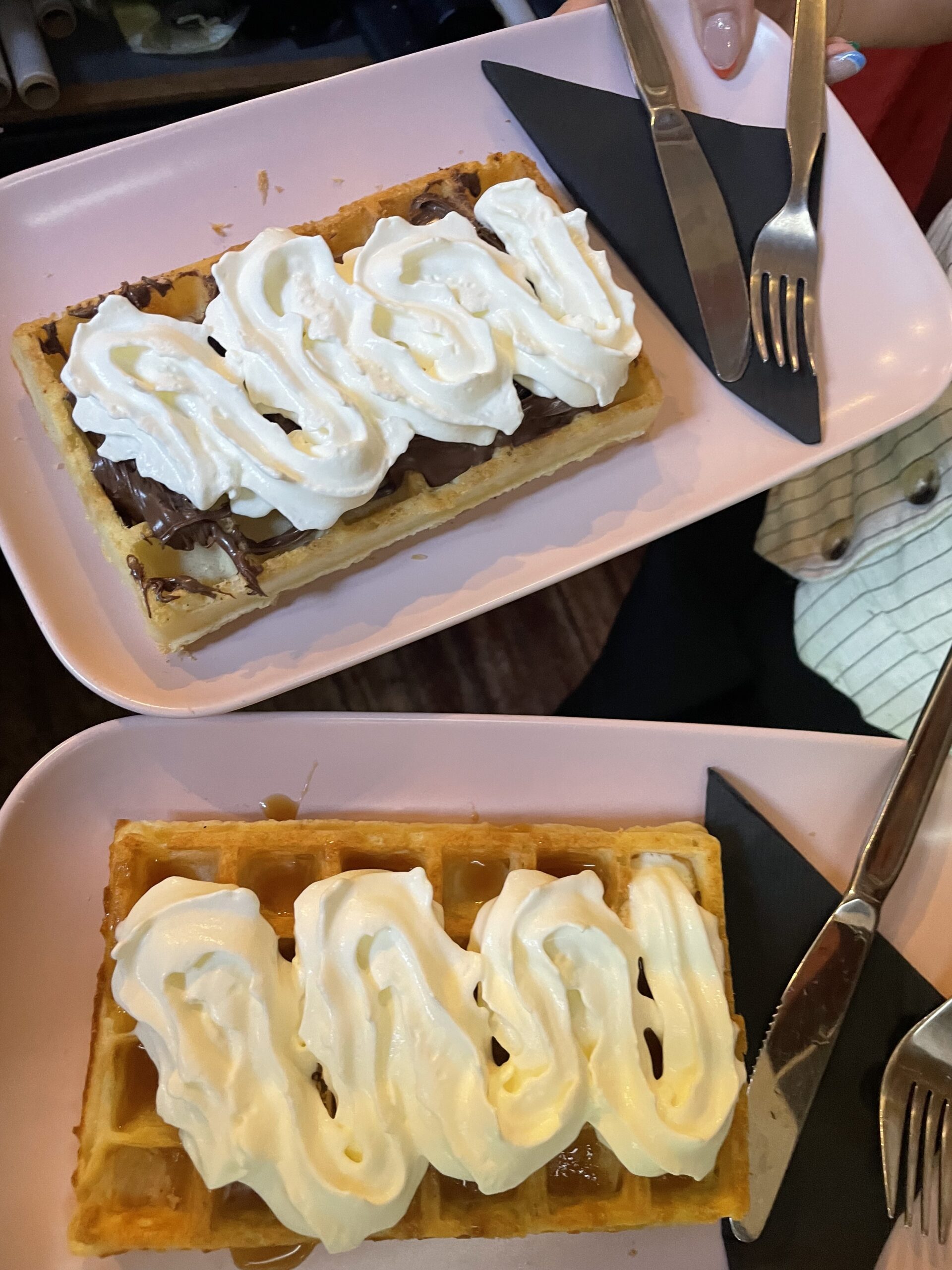 alt="Deux gaufres généreusement garnies de Nutella et Chantilly"
