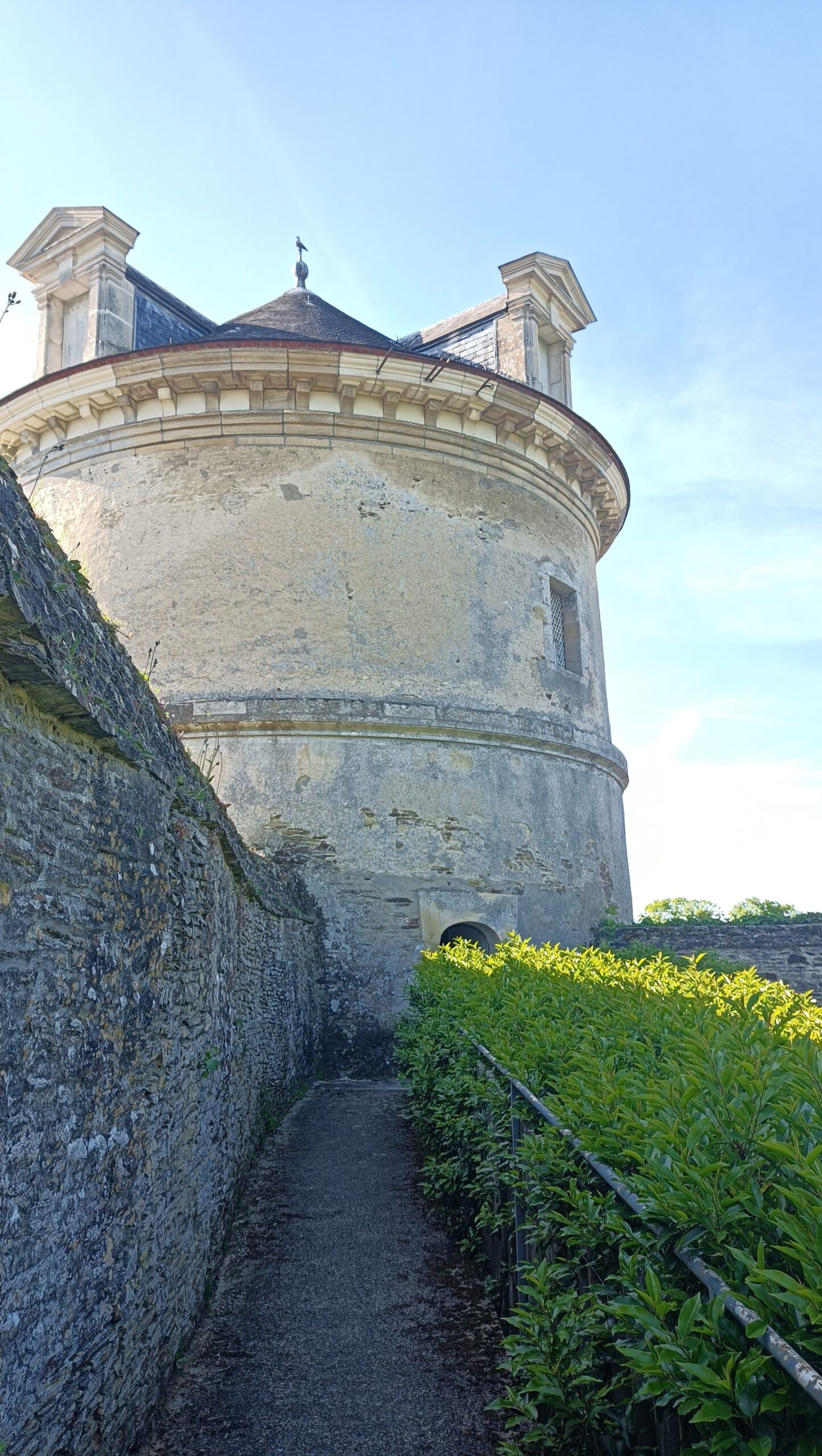 alt="Vue depuis l'allée menant au colombier"