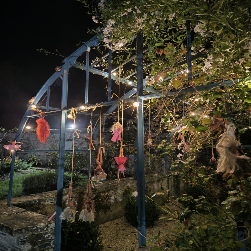 alt="Décor d'Halloween avec poupées aux têtes coupées accrochées sur la serre"