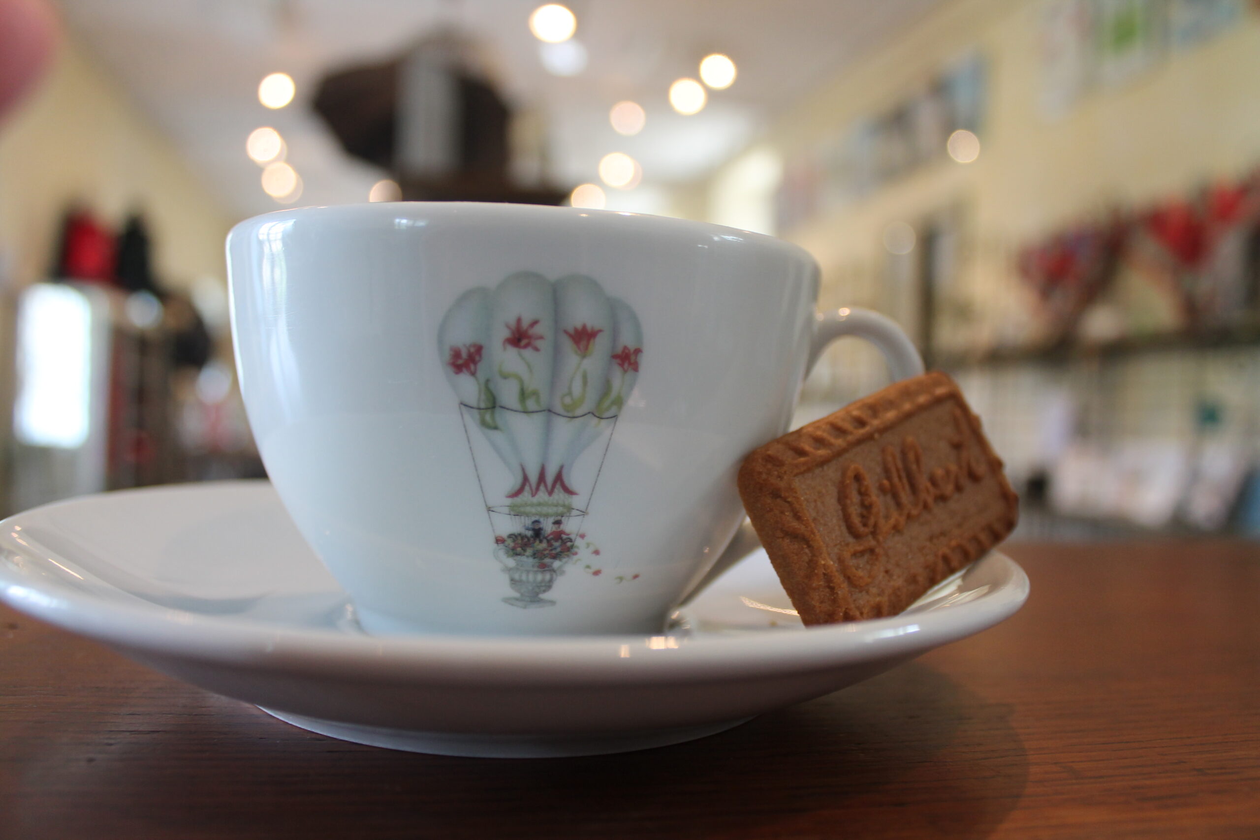 alt="Tasse au motif montgolfière et biscuit speculoos"